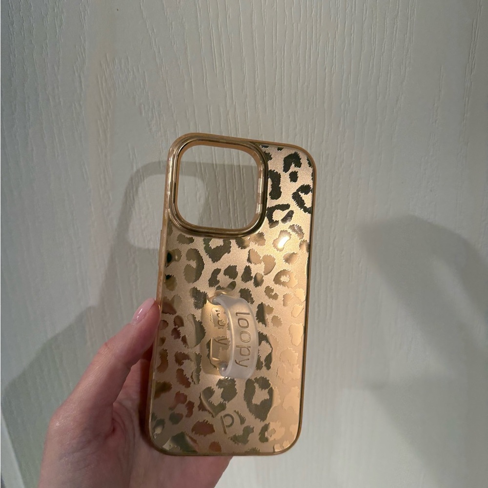 16 Pro Loopy Case Gold Leopard Phone Case